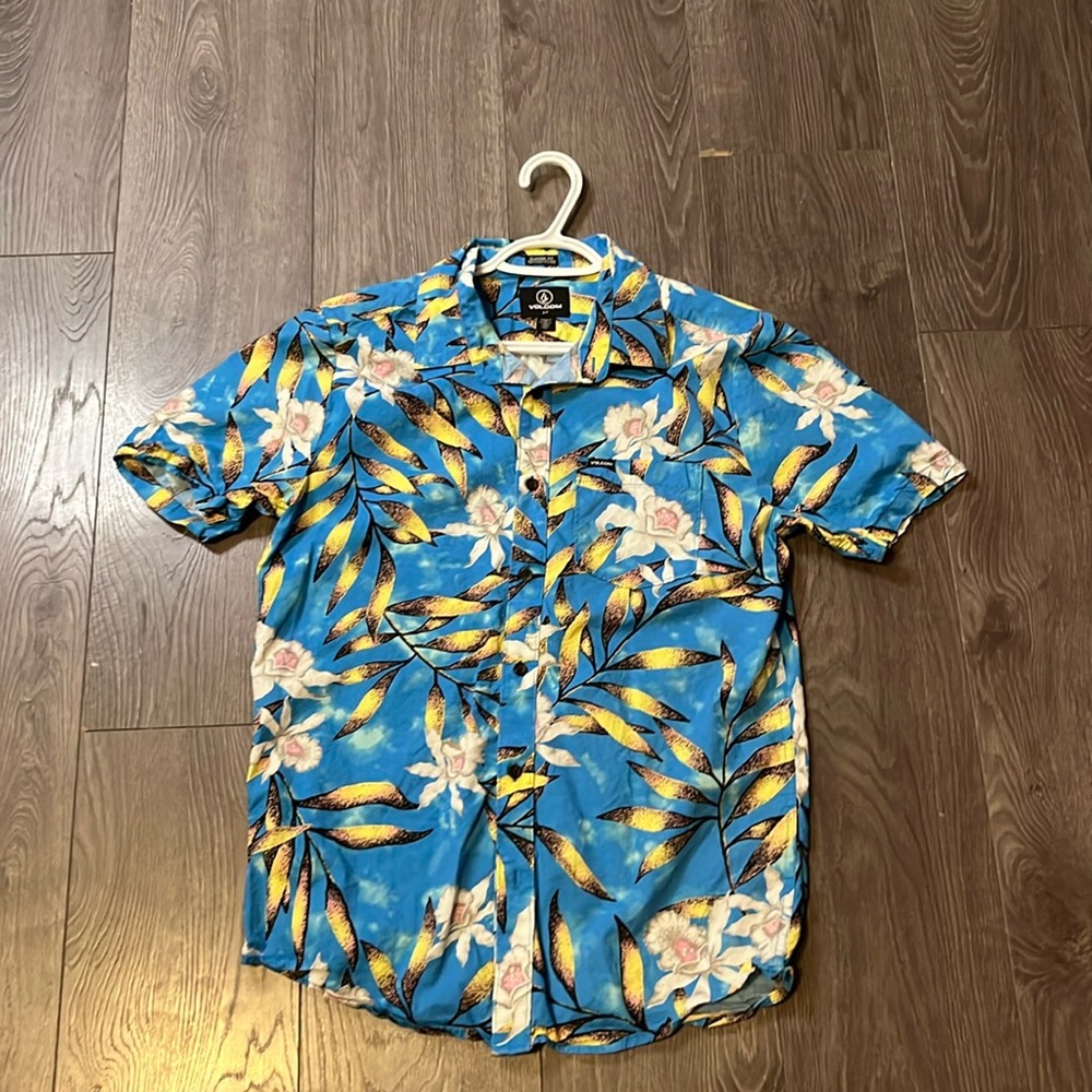 ☀️NWOT Volcom Floral Pattern shirt Sleeve Dress Shirt PTP 20”